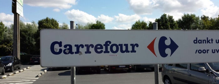 Carrefour Hypermarkt is one of สถานที่ที่ Mike ถูกใจ.