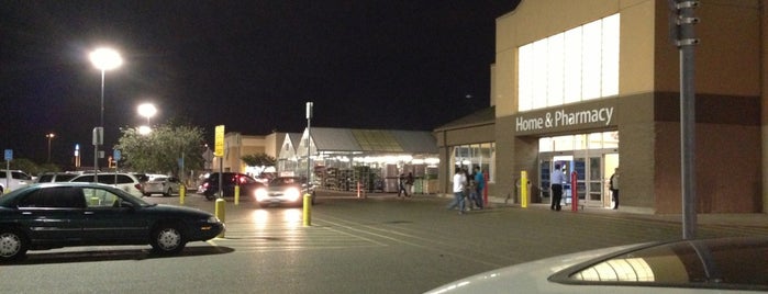 Walmart Supercenter is one of Tempat yang Disukai Antonio.