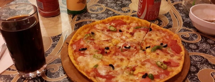 Nado's Pizza is one of Locais curtidos por Kemal.