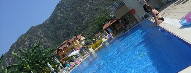 Murat Apart Pool is one of Lugares favoritos de Sena.