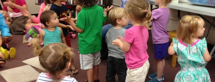 Philadelphia Free Library Roxborough Branch is one of Maddie'nin Beğendiği Mekanlar.