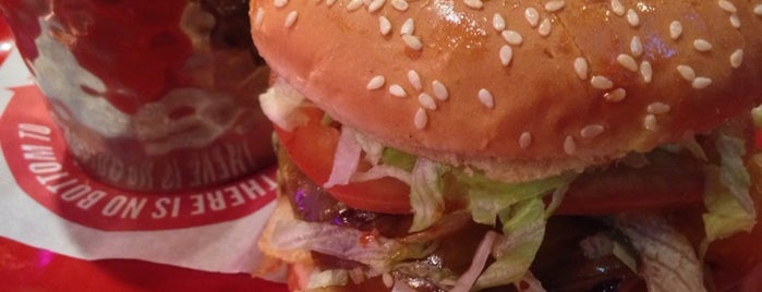 Red Robin Gourmet Burgers and Brews is one of Lugares favoritos de Sarah.