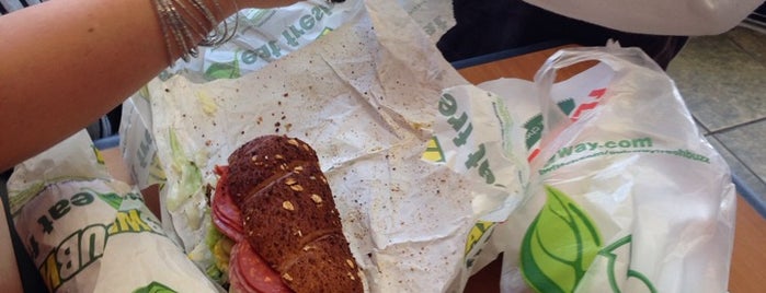 SUBWAY is one of Locais curtidos por Marsha.