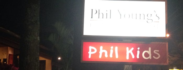 Phil Young's English School is one of meus lugares.