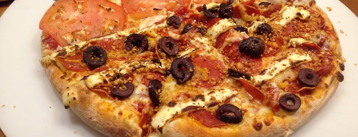 Domino's Pizza is one of Tempat yang Disukai Sabrina.