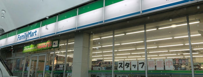 FamilyMart is one of Orte, die Hideyuki gefallen.