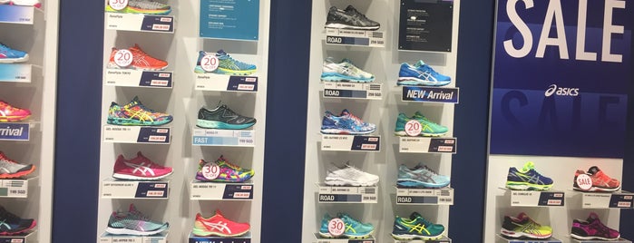 asics store is one of Lugares favoritos de Roger.