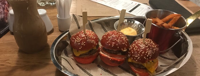 Ketch Up Burgers is one of Надо посетить.
