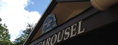 Carousel Bus Stop is one of สถานที่ที่ Sandra ถูกใจ.