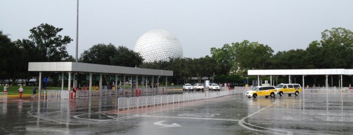 Epcot Bus Stop is one of Lindsayeさんのお気に入りスポット.