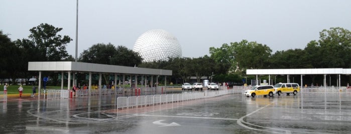 Epcot Bus Stop is one of Orte, die Lindsaye gefallen.