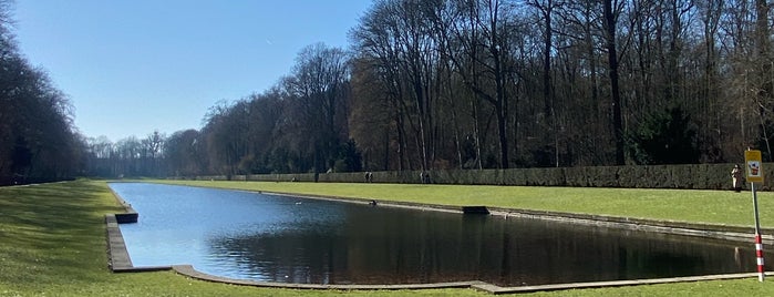 Schlosspark Benrath is one of Orte, die Angela gefallen.