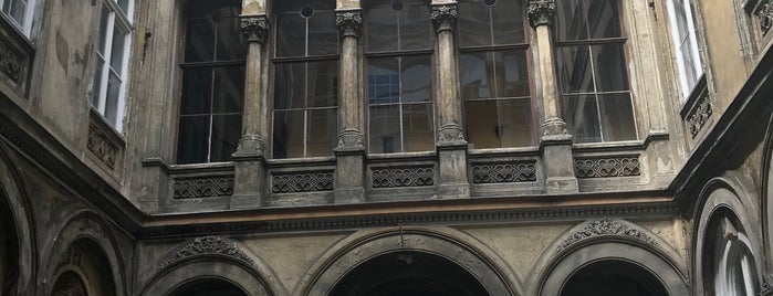 Könyvudvar is one of Bookstores @ Budapest.