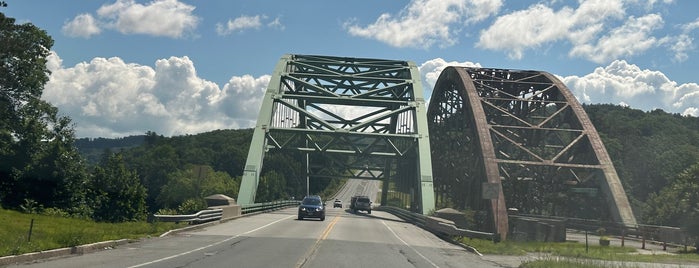 VT - NH State Line is one of state border crossings.