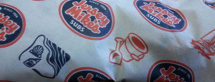 Jersey Mike's Subs is one of Lieux qui ont plu à Lizzie.