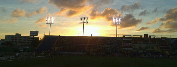 Estadio Olímpico Andrés Quintana Roo is one of Rona.さんのお気に入りスポット.