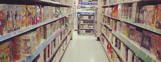 Toys"R"Us is one of Lugares favoritos de Andrew.