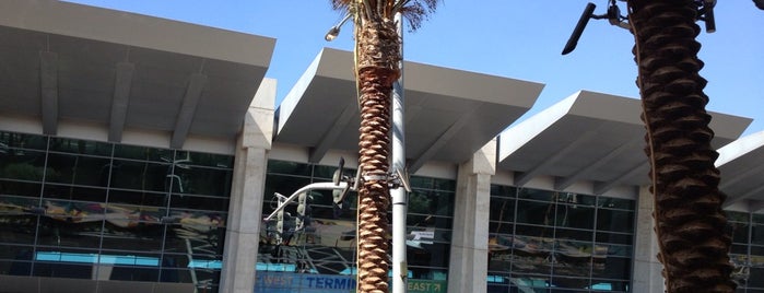 Aeropuerto Internacional de San Diego (SAN) is one of Lugares favoritos de Rozanne.