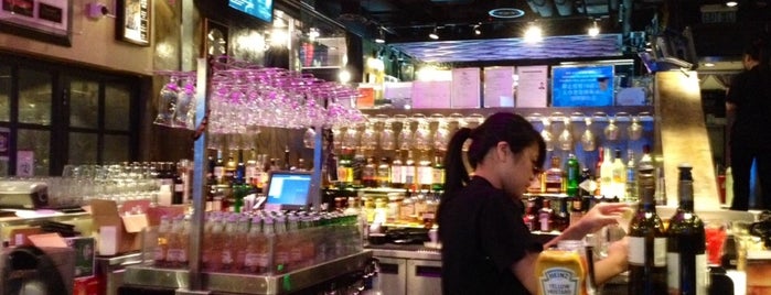 Hard Rock Café Hong Kong is one of สถานที่ที่ Rozanne ถูกใจ.