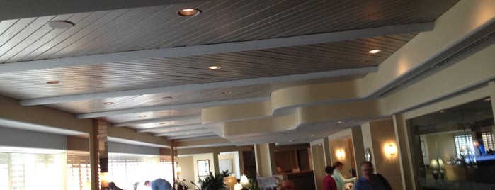 American Airlines Admirals Club is one of Tempat yang Disukai Rozanne.