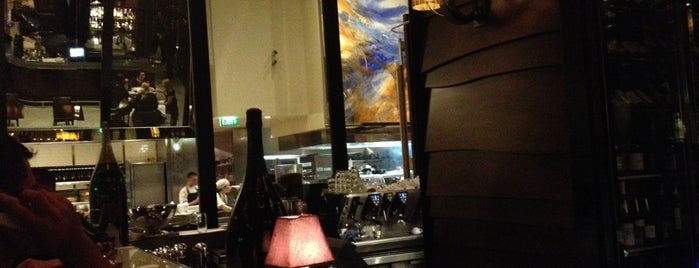 Glass Bar is one of Locais curtidos por Rozanne.