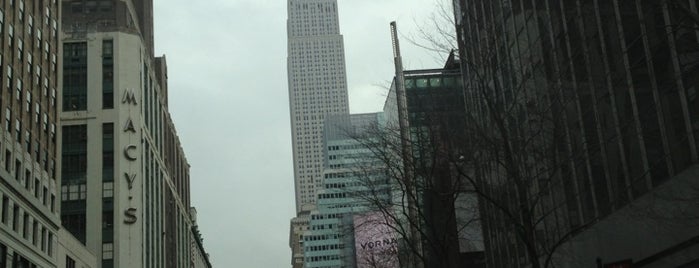 Empire State Building is one of Tempat yang Disukai Rozanne.