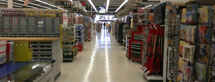 Edgewater Ace Hardware is one of Lugares favoritos de Zach.