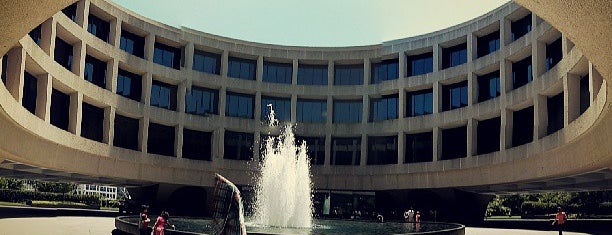 Museo Hirshhorn y Jardín de Esculturas is one of Washington.
