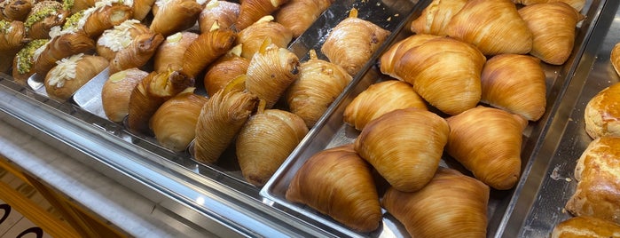 Sfogliatelle is one of Italy.