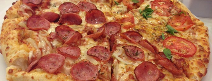 Domino's Pizza is one of Tempat yang Disukai Fausto.