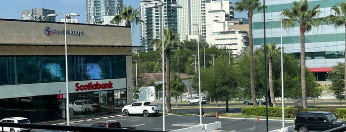 Plaza Chipinque is one of Centros Comerciales de Monterrey.