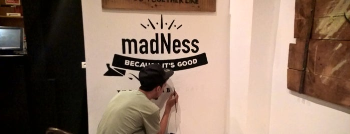 MadNess Café is one of à essayer.