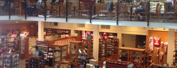 Stanford Bookstore Cafe is one of สถานที่ที่ Ryan ถูกใจ.