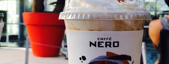 Caffè Nero is one of Tempat yang Disukai hakan.
