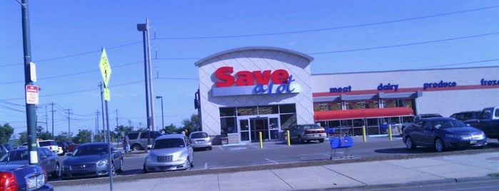 Save-A-Lot is one of Lugares favoritos de Tracey.