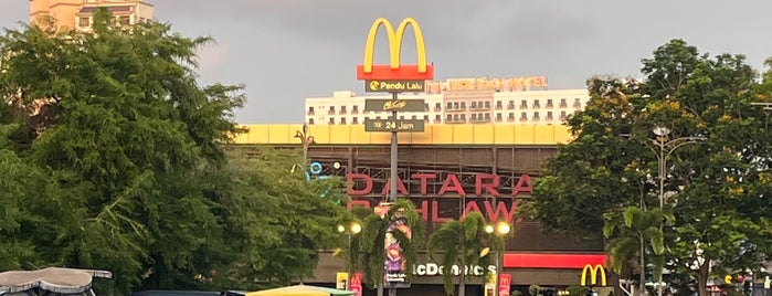 McDonald's is one of สถานที่ที่ MAC ถูกใจ.