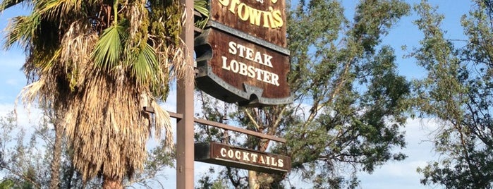 Charley Brown's Steakhouse is one of สถานที่ที่ Edward ถูกใจ.
