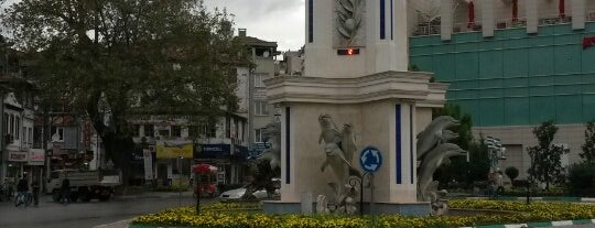 Gemlik Meydanı is one of Lugares favoritos de Ayhan.