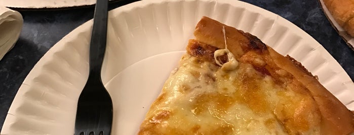 Mata's Greek Pizza & Grinders is one of Lugares favoritos de Susan.