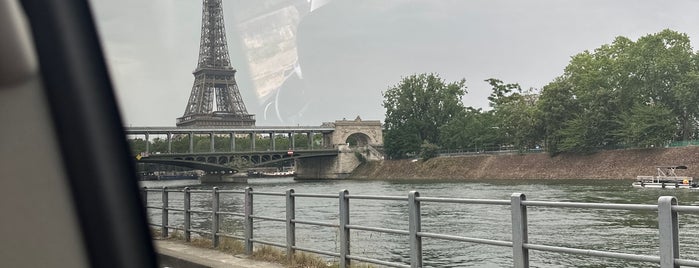 Pont du Garigliano is one of สถานที่ที่ Julien ถูกใจ.