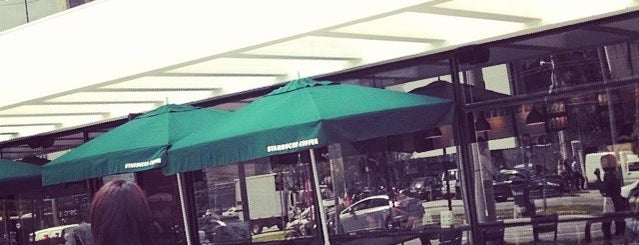 Starbucks is one of Orte, die Kleber gefallen.