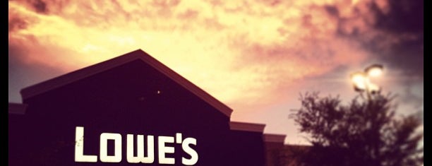 Lowe's is one of Lugares favoritos de Sarah.