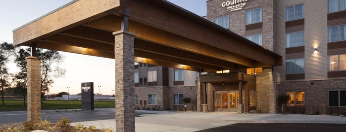 Country Inn & Suites by Radisson, Roseville, MN is one of Tempat yang Disukai Grace.