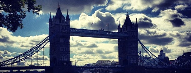 Tower Bridge is one of Londra.