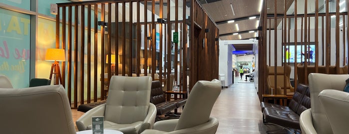 Sala VIP Aeropuerto Internacional Simón Bolivar is one of Tempat yang Disukai Marlon.