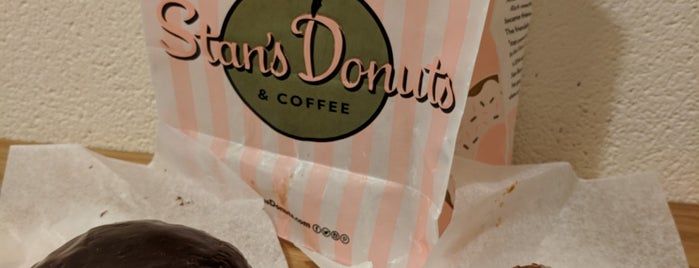 Stan’s Donuts is one of สถานที่ที่ Andrew ถูกใจ.