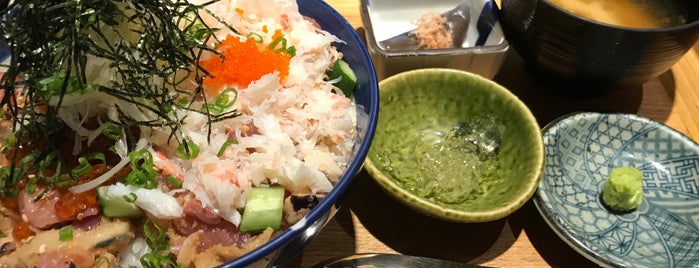 海街丼 is one of P Yさんの保存済みスポット.