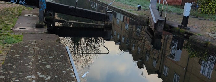 Hertford Union Middle Lock is one of Boat Places.