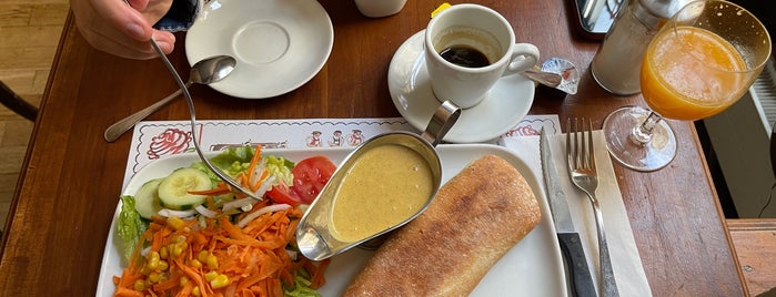 Café Art's is one of Beataさんの保存済みスポット.