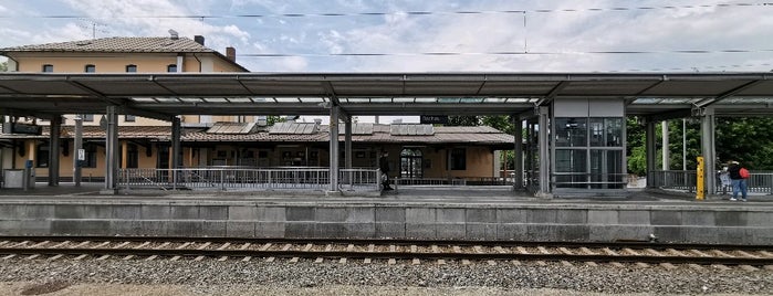 Dachau Bahnhof is one of สถานที่ที่ Ender ถูกใจ.